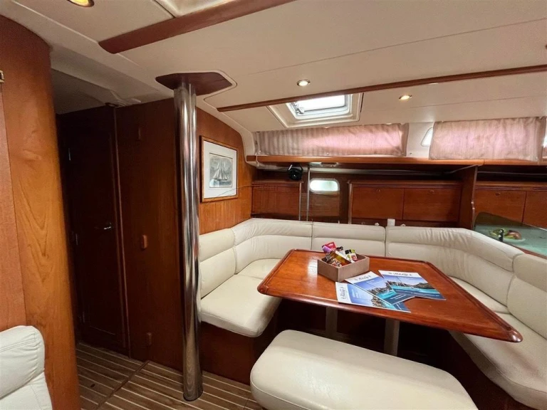 Jeanneau Sun Odyssey 43 między profesjonalistami a osobami prywatnymi w Níkiti