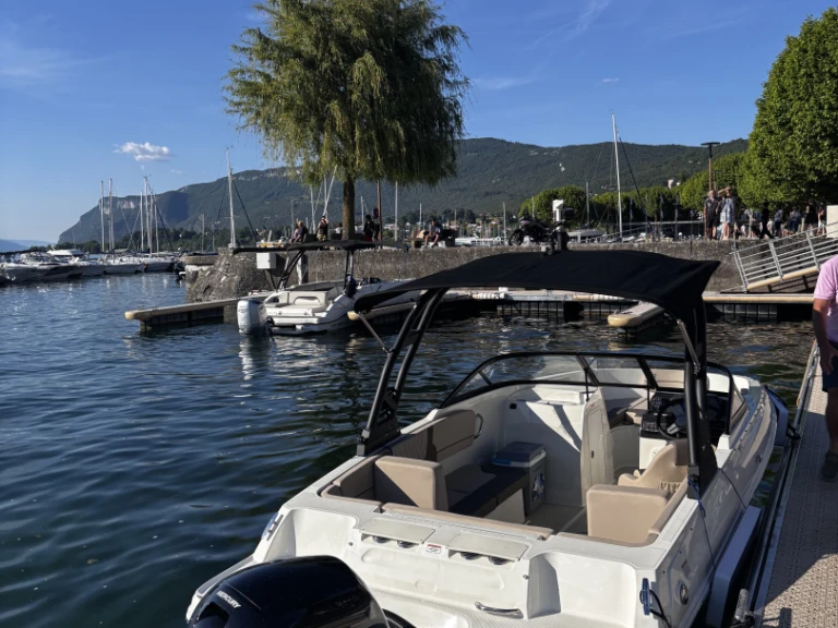 Bayliner VR4 między profesjonalistami a osobami prywatnymi w Aix-les-Bains