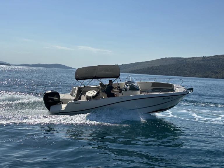 Quicksilver Activ 755 Open między profesjonalistami a osobami prywatnymi w Trogir