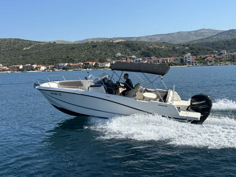 Wynajem łodzi Trogir tanio Activ 755 Open