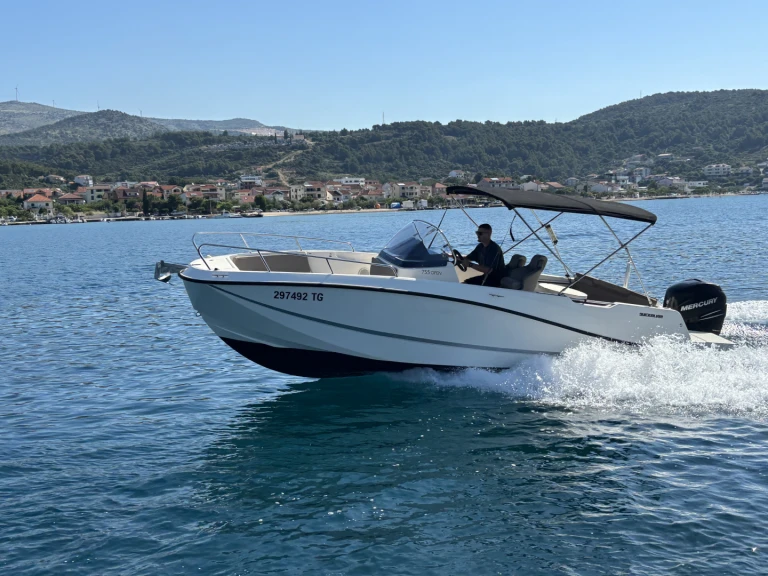 Wynajmij Quicksilver Activ 755 Open w Trogir