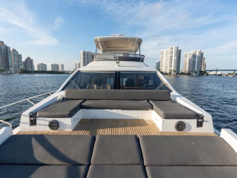 Azimut Azimut 68 między profesjonalistami a osobami prywatnymi w Coconut Grove