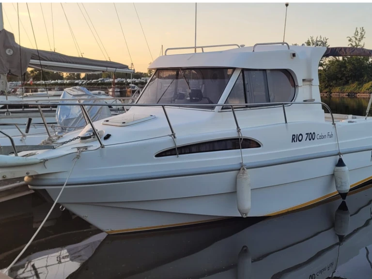 Rio Rio 700 Cabin Fish między profesjonalistami a osobami prywatnymi w Honfleur