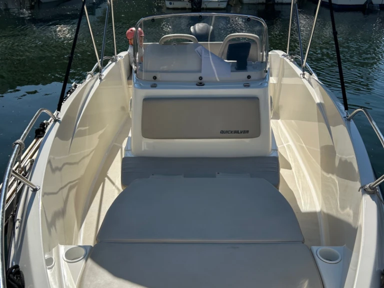Quicksilver Activ 535 Open między profesjonalistami a osobami prywatnymi w Aix-les-Bains