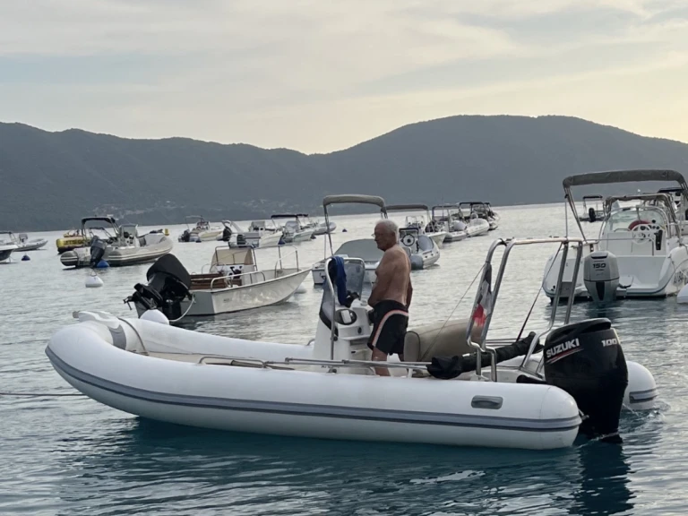 Wynajmij Łódż półsztywna z lub bez skippera Zodiac w Golfu di Lava