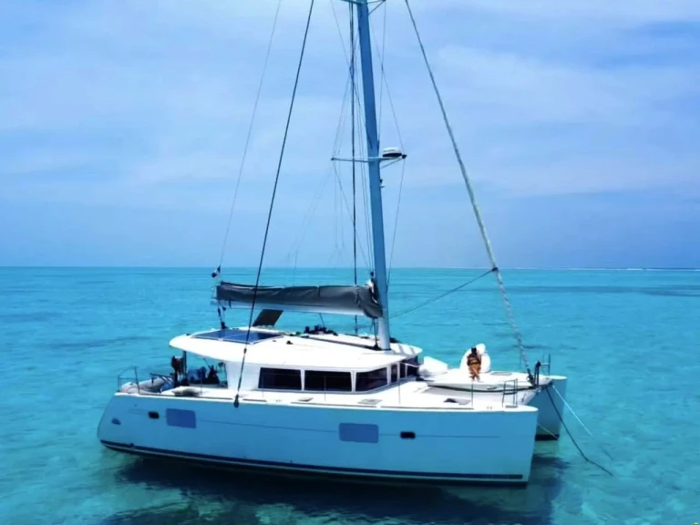 Lagoon Lagoon 400 między profesjonalistami a osobami prywatnymi w Ibiza Town