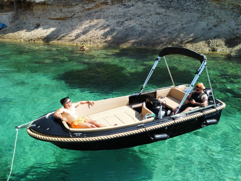 Wynajem Motorówka Silent Yachts z patentem 