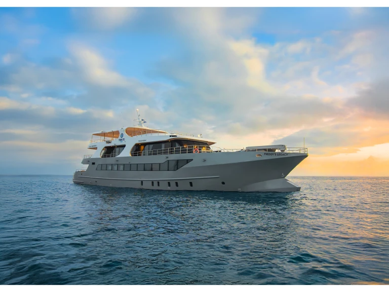  Luxury Motor Yacht - Tribute między profesjonalistami a osobami prywatnymi w Puerto Baquerizo Moreno