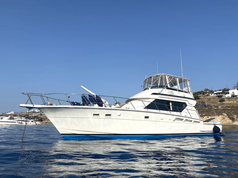  Hatteras 50 Convertible między profesjonalistami a osobami prywatnymi w Monastiri Bay
