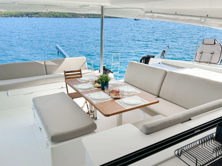 Wynajem Katamaran Fountaine Pajot z patentem 