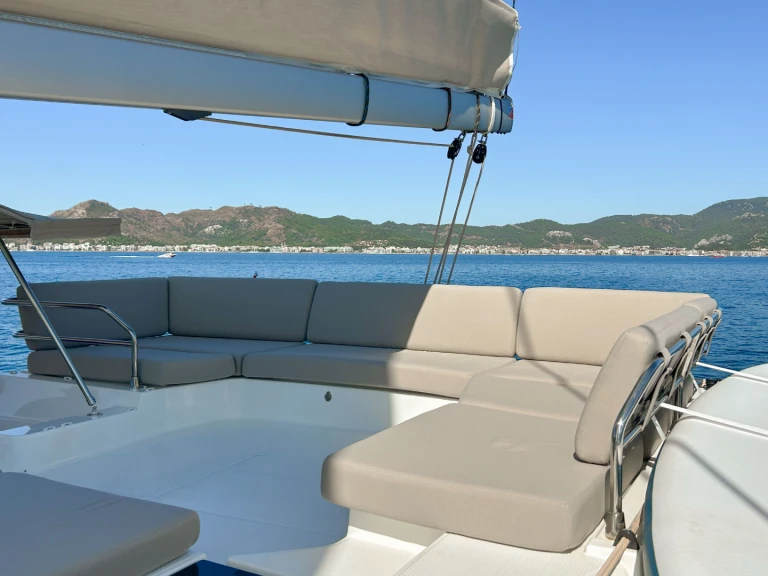 Fountaine Pajot Tanna 47 między profesjonalistami a osobami prywatnymi w Marmaris