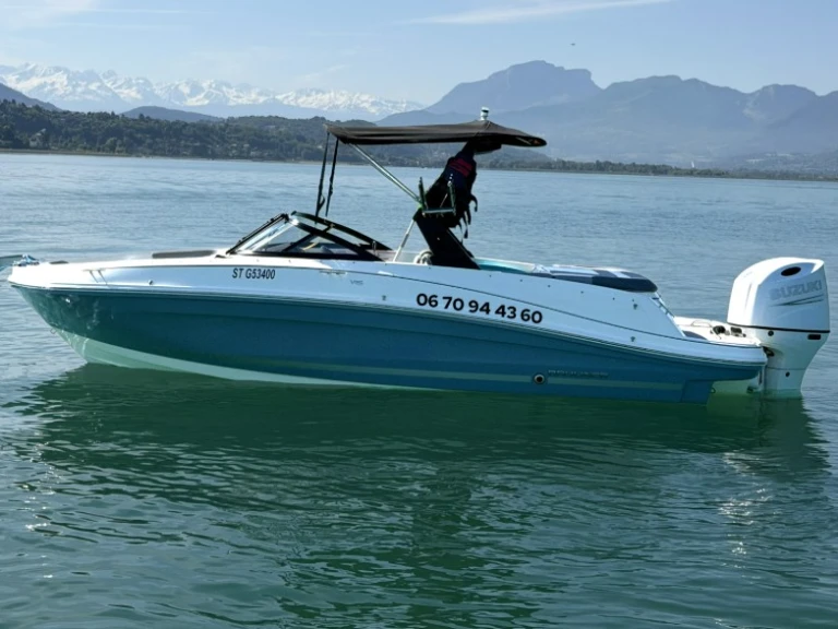 Bayliner VR5 między profesjonalistami a osobami prywatnymi w Aix-les-Bains