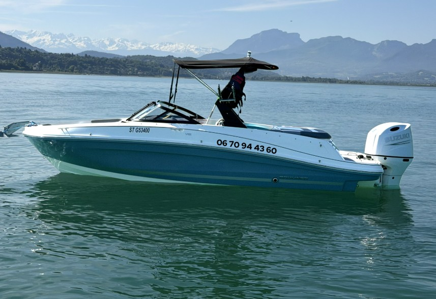 Bayliner VR5 między profesjonalistami a osobami prywatnymi w Aix-les-Bains