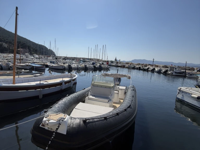 Joker Boat Clubman 24 między profesjonalistami a osobami prywatnymi w La Madrague