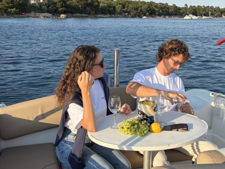 Wynajmij Motorówka z lub bez skippera Jeanneau w Cannes