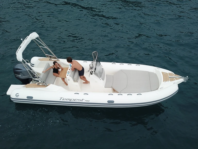 Wynajem łodzi Le Lavandou tanio Tempest 700 Open