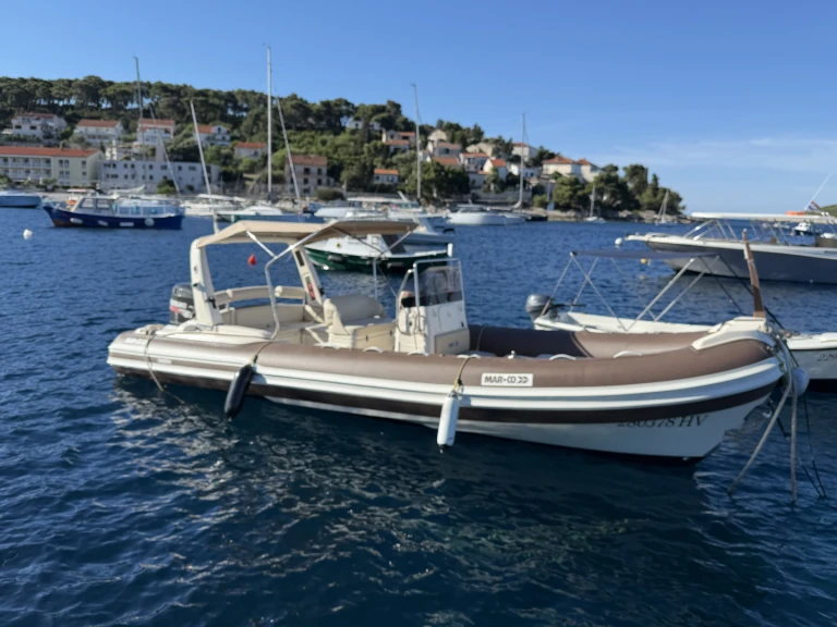 Wynajem Łódż półsztywna w Hvar - Marco Twentythree power 