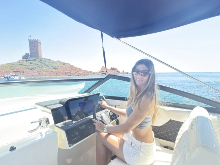 Sea Ray  250 sdx między profesjonalistami a osobami prywatnymi w Port Fréjus