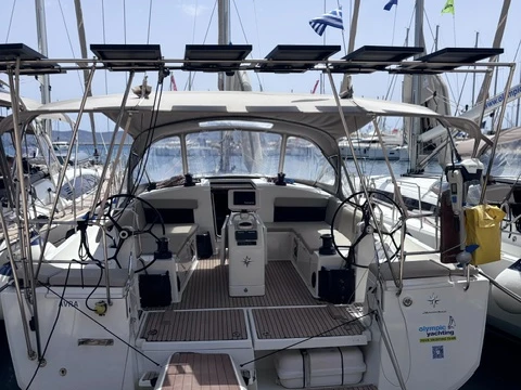 Jeanneau Sun Odyssey 490 między profesjonalistami a osobami prywatnymi w Lavrio