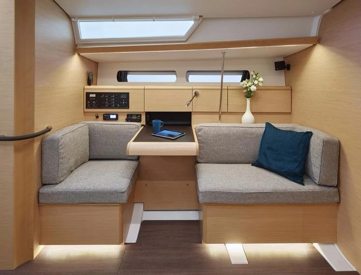 Jeanneau Sun Odyssey 449 między profesjonalistami a osobami prywatnymi w La Paz