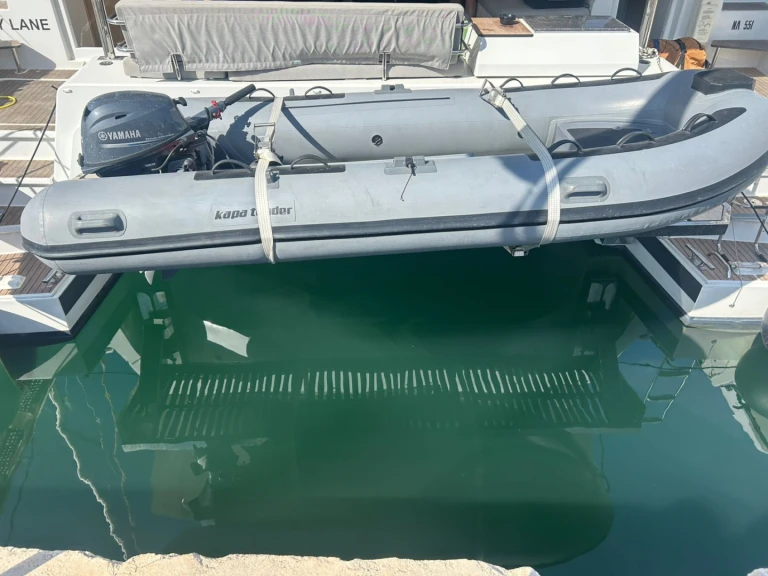 Fountaine Pajot Aura 51 między profesjonalistami a osobami prywatnymi w Alimos
