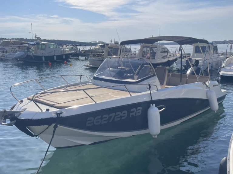 Quicksilver Activ 675 Sundeck między profesjonalistami a osobami prywatnymi w Rab