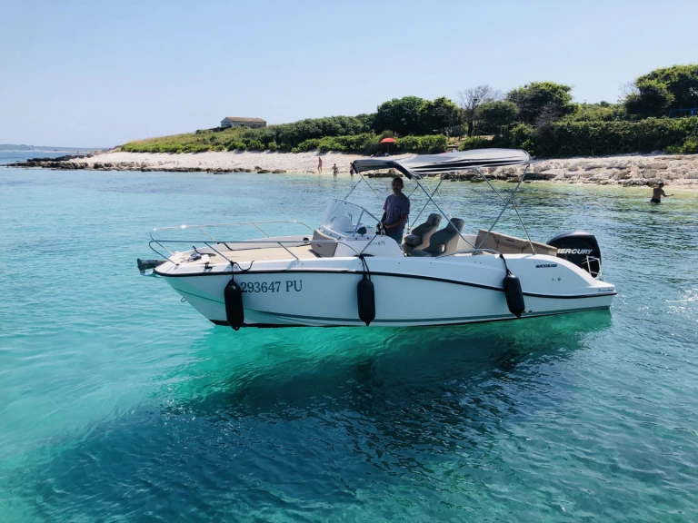 Wynajem Motorówka Quicksilver z patentem 