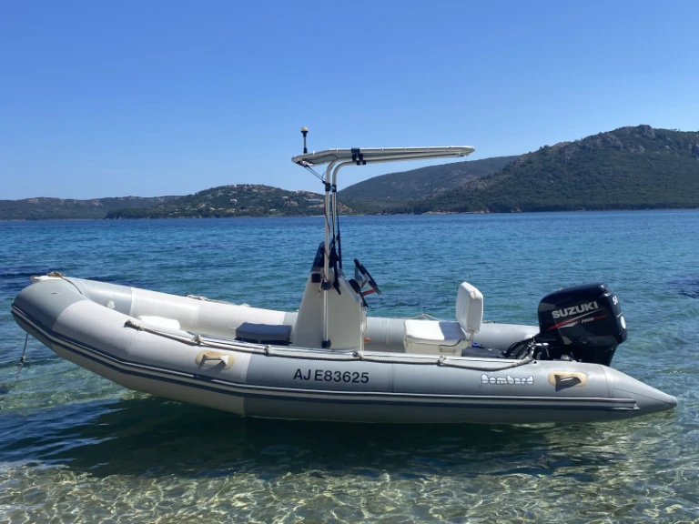 Bombard Ribster 500 między profesjonalistami a osobami prywatnymi w Porto-Vecchio