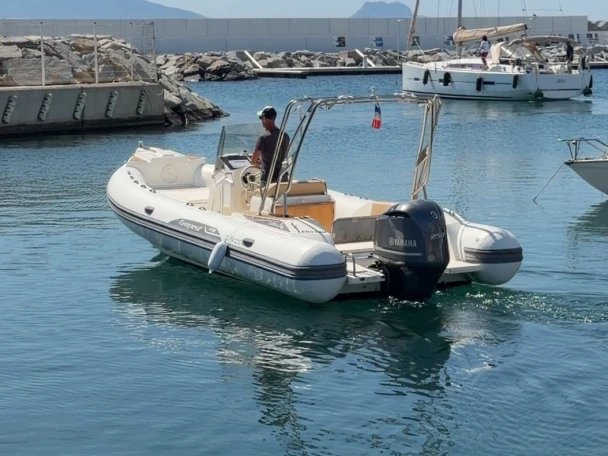 Łódż półsztywna do wynajmu w Port Fréjus w najlepszej cenie