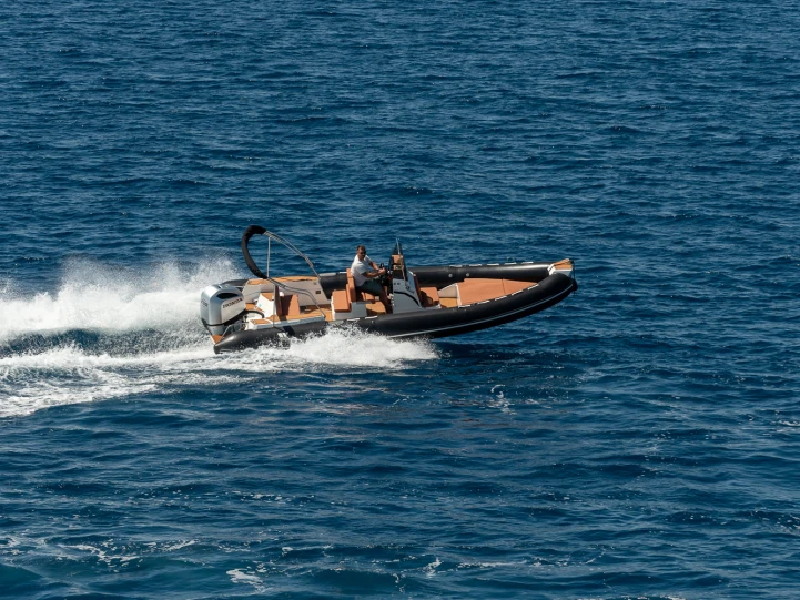 Łódż półsztywna do wynajmu w Trogir w najlepszej cenie