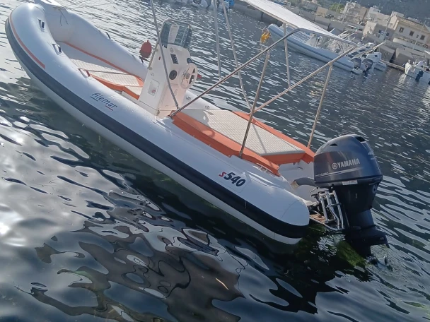 Wynajmij Bwa Bwa 4.80 w Isola delle Femmine
