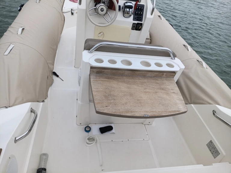 Łódż półsztywna do wynajmu w Marina Formentera w najlepszej cenie