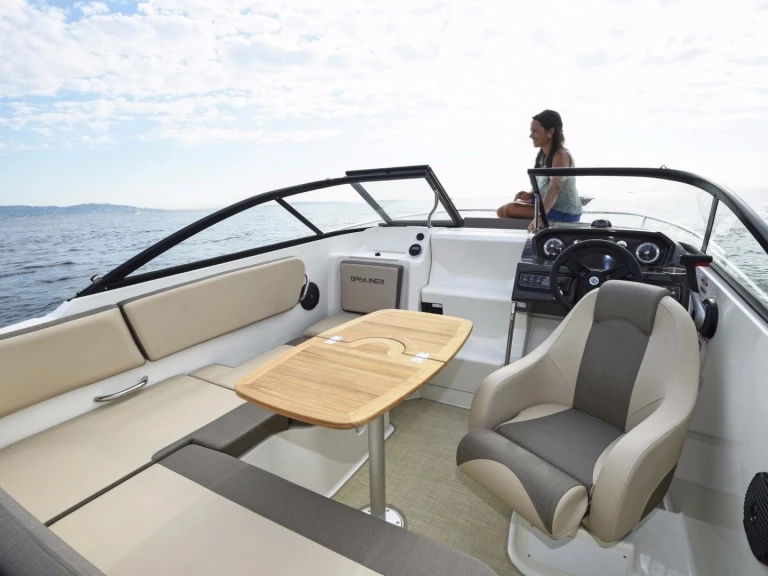 Wynajmij Bayliner VR6 w Marsylia