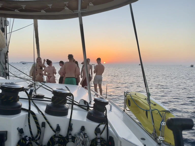 Fountaine Pajot Helia 44 między profesjonalistami a osobami prywatnymi w Ibiza Town