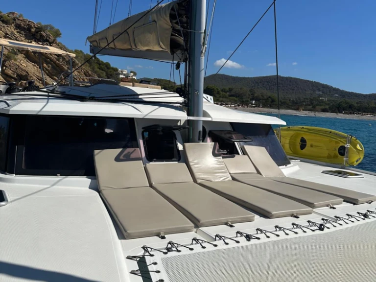 Wynajmij Fountaine Pajot Helia 44 w Ibiza Town
