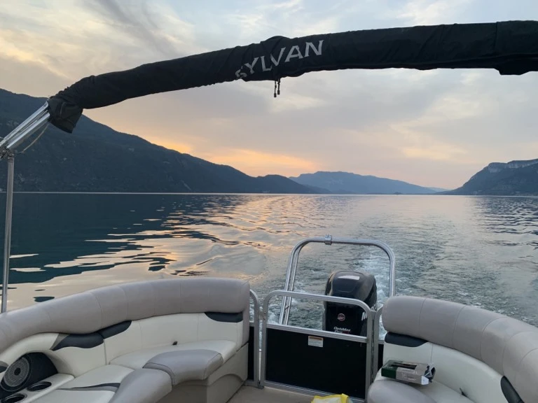 Smoker Craft Inc Sylvan Mirage Cruise między profesjonalistami a osobami prywatnymi w Aix-les-Bains