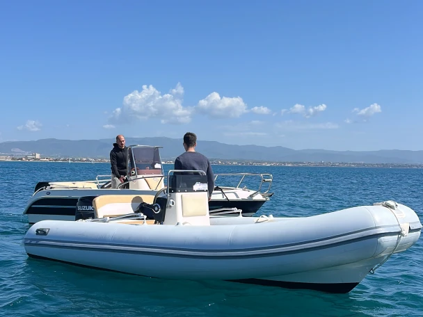 Łódż półsztywna do wynajmu w Cagliari w najlepszej cenie
