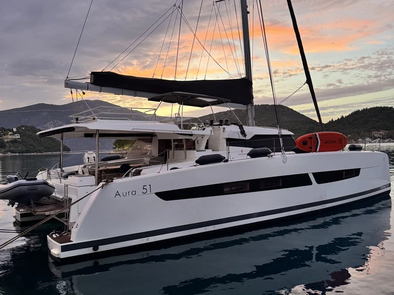Fountaine Pajot Aura 51 między profesjonalistami a osobami prywatnymi w Preveza