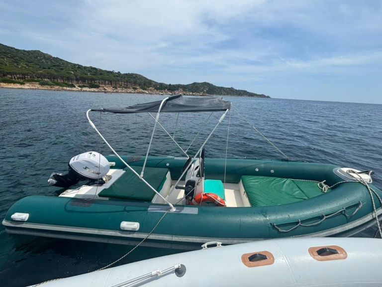 Wynajmij Łódż półsztywna z lub bez skippera AT w Costa Rei