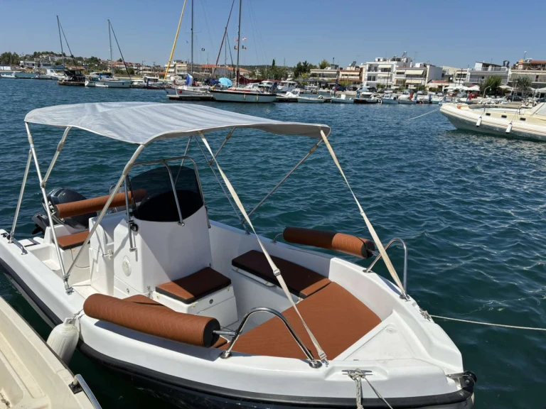 Athrakiboats TRITON między profesjonalistami a osobami prywatnymi w Néa Moudhaniá
