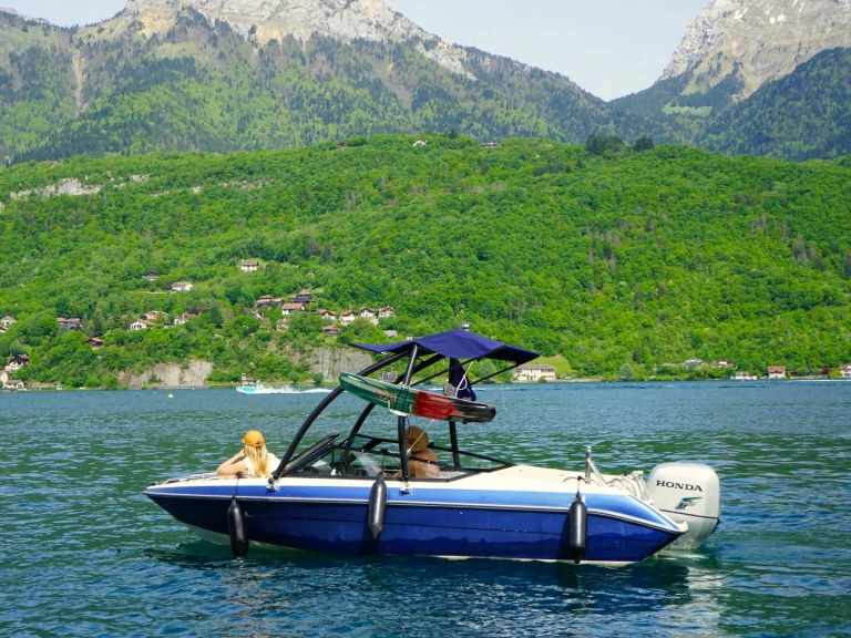 Sunbird Corsair 170 między profesjonalistami a osobami prywatnymi w Sevrier