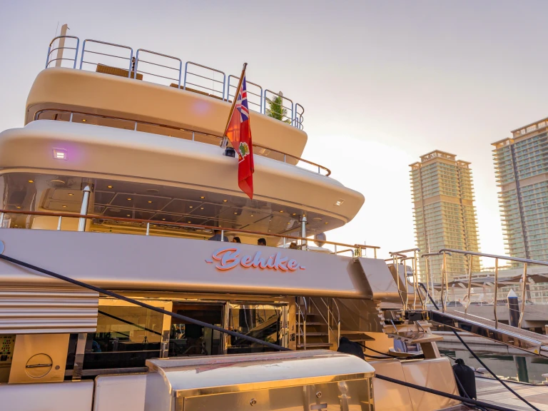 Wynajem łodzi Dubai Marina tanio Luxury Motor Yacht B