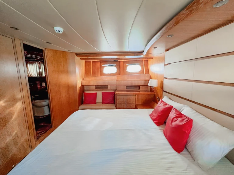 Wynajem łodzi Dubai Marina tanio Luxury Motor Yacht X16