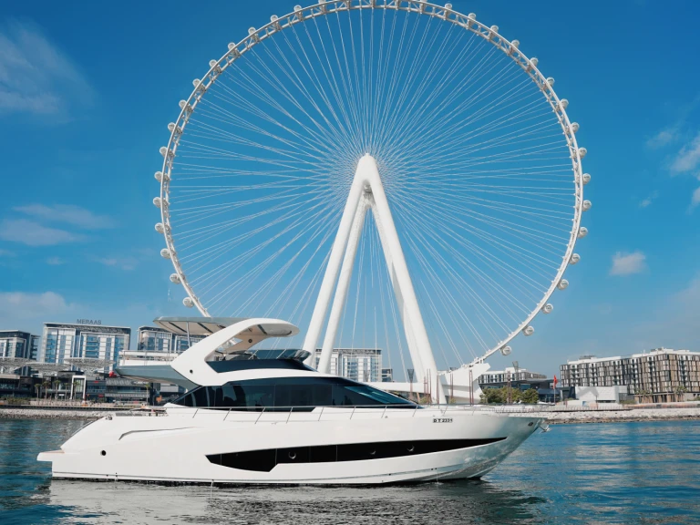  Luxury Motor Yacht X32 między profesjonalistami a osobami prywatnymi w Dubai Marina