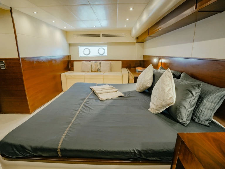 Wynajem łodzi Dubai Marina tanio Luxury Motor Yacht S