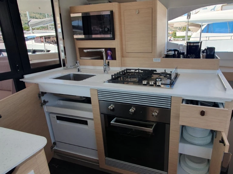 Wynajmij Fountaine Pajot FP 44 w Donji Seget