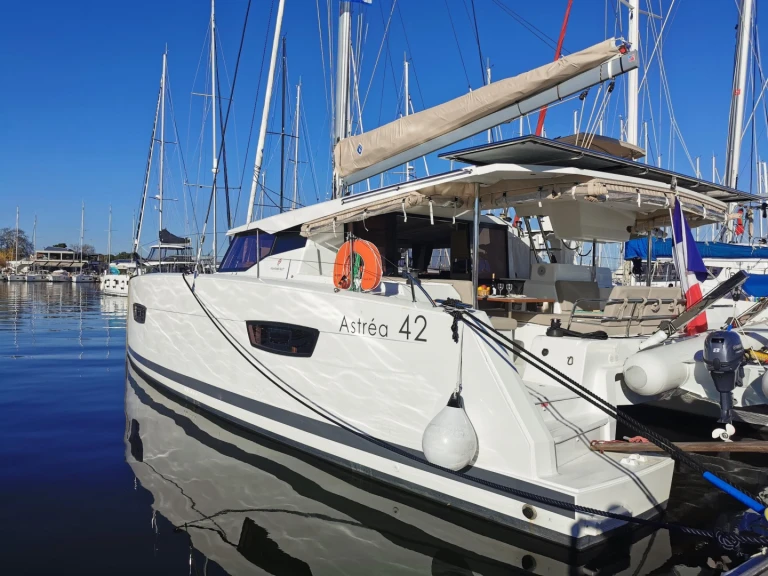 Wynajem Katamaran Fountaine Pajot z patentem 