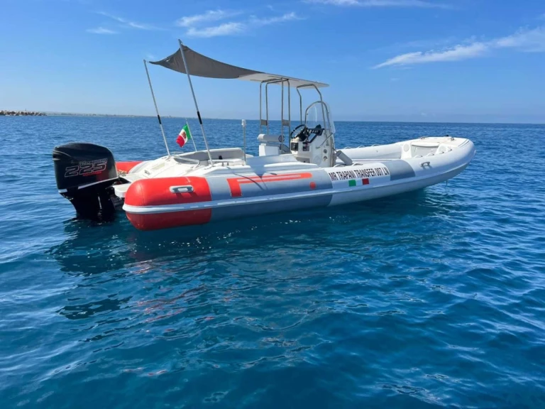MV Marine 770 między profesjonalistami a osobami prywatnymi w Trapani