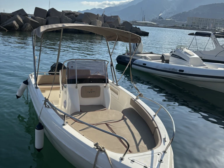 Motorówka do wynajmu w Porto di Salerno w najlepszej cenie