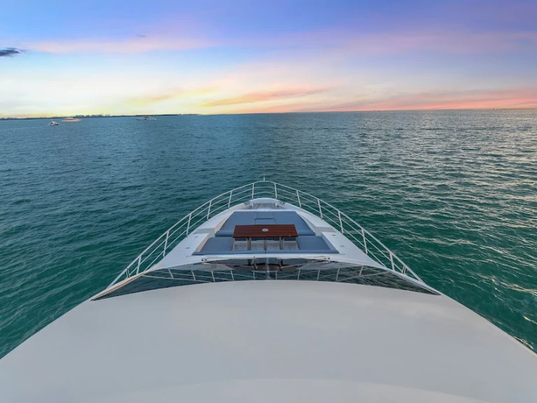 Azimut Azimut 88 między profesjonalistami a osobami prywatnymi w Miami